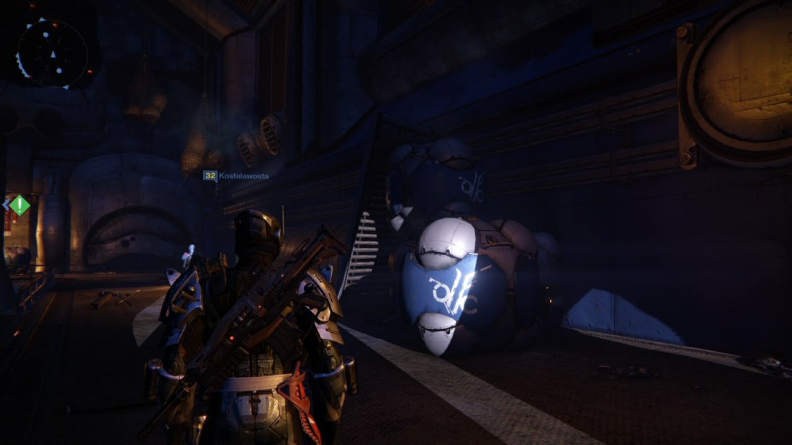 Geht die Wand entlang, bis ihr diese Kisten seht... (Screenshot / Activision)