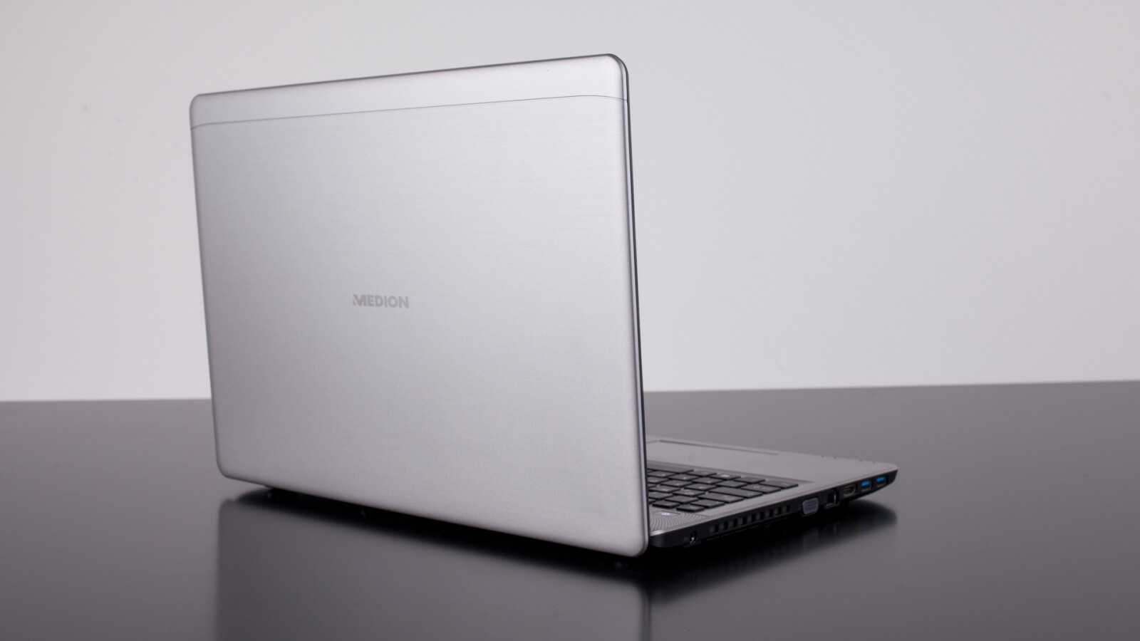 Das Gehäuse sieht aus wie Aluminium - Medion setzt jedoch ausschließlich auf Kunststoff.