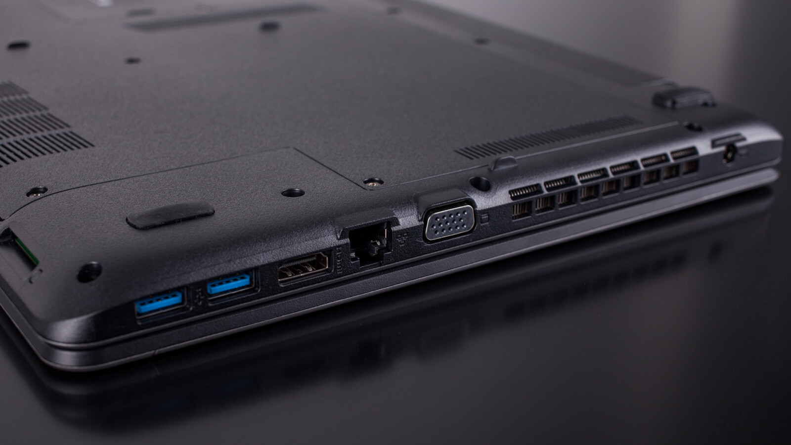 Einfachen Zugang zu den Komponenten ermöglichen Schrauben im Gehäuseboden.