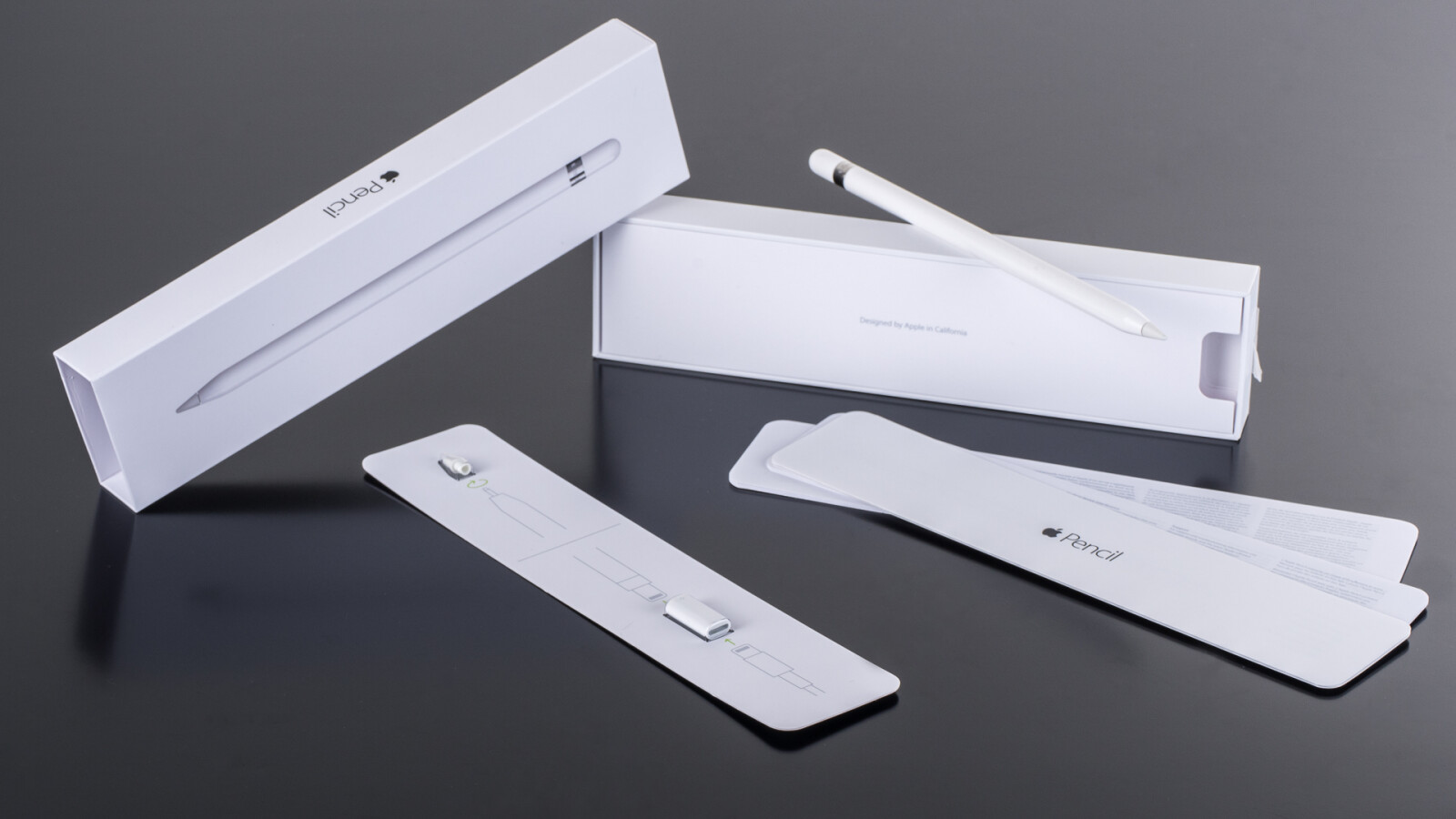 Jede Menge aufpreispflichtiges Zubehör. Zum Lieferumfang gehört lediglich ein Netzteil und ein Lightning-Kabel. Der Apple Pencil...