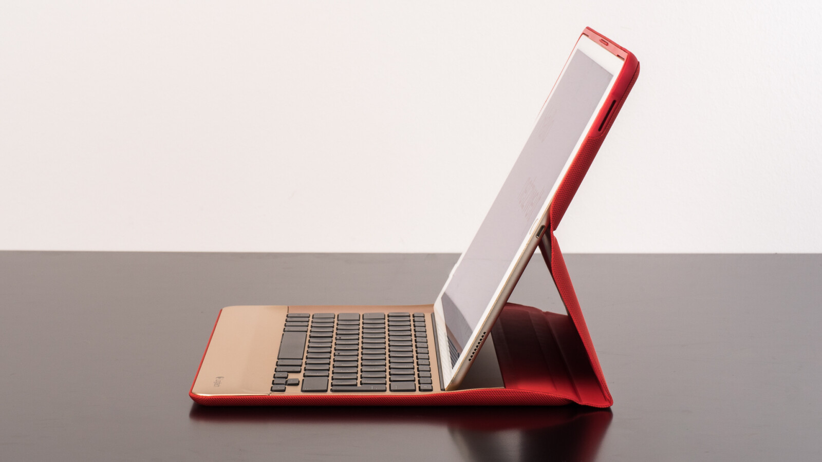 Der untere Tastaturabschluss, da wo beim Schreiben die Handballen aufliegen, ist wellig. Das führt zu Schmerzen in den Handgelenken.