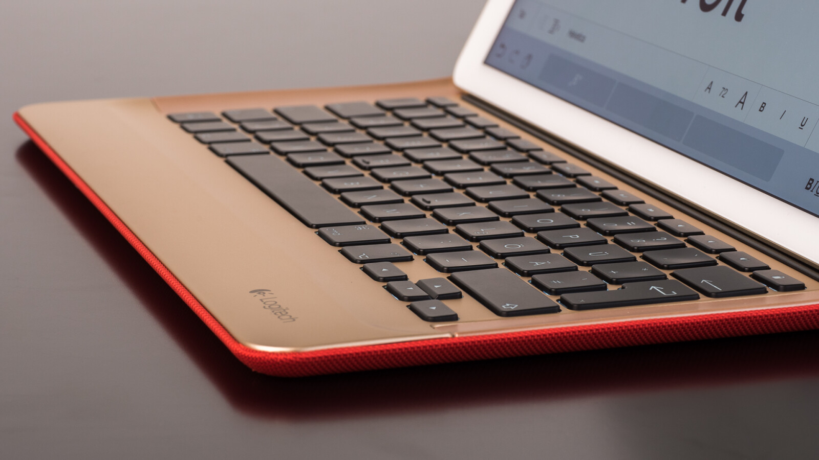 Sämtliche 79 Tasten sind beleuchtet.