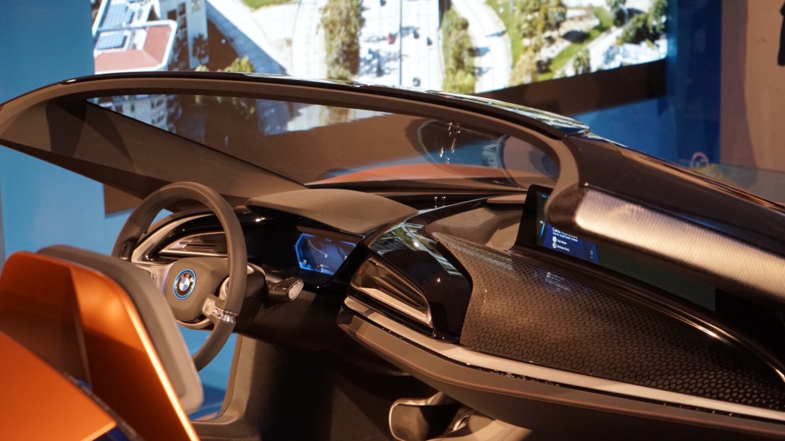 Im Innenraum erkennt "Air Touch" - eine Weiterentwicklung der Gestensteuerung - die Bedienabsicht des Fahrers.