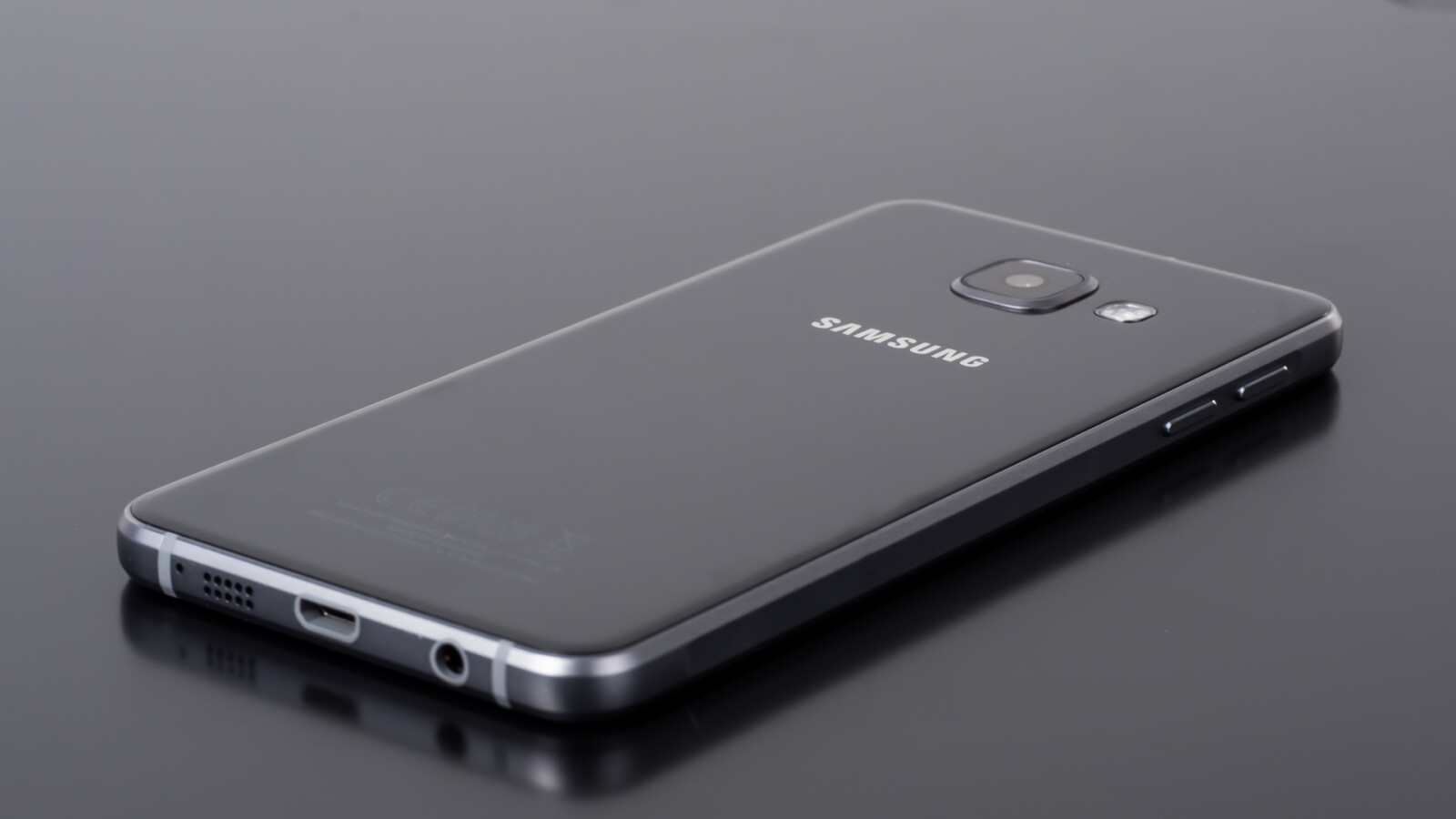 Die Rückseite des Galaxy A3 (2016) besteht aus Glas.