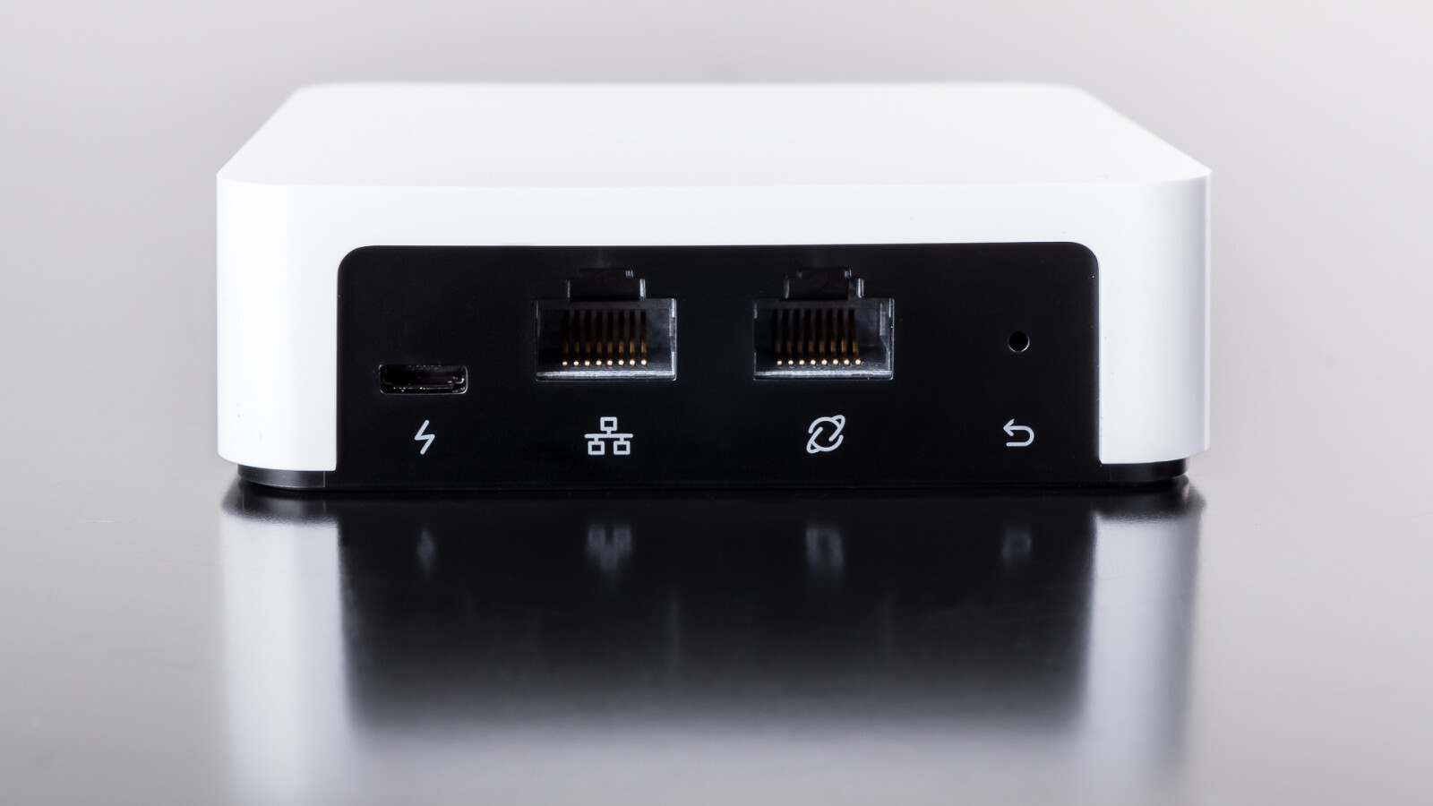 Die Anschlüsse dafür sind auf der Rückseite.