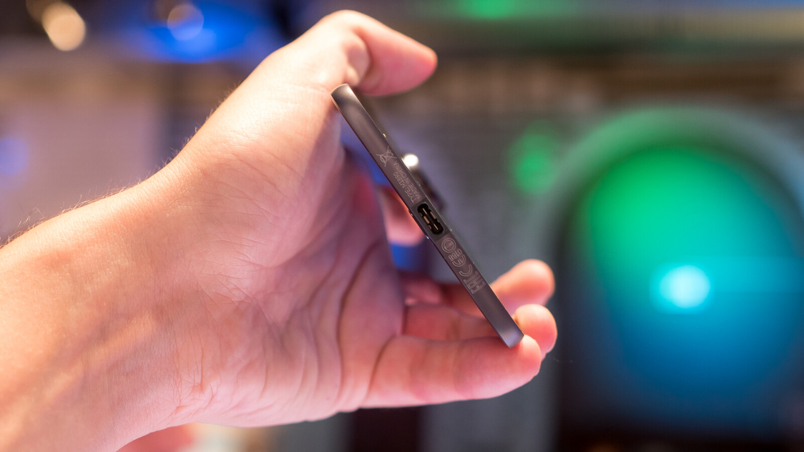 An der Unterseite weist das Moto Z einen USB Typ C-Anschluss auf.