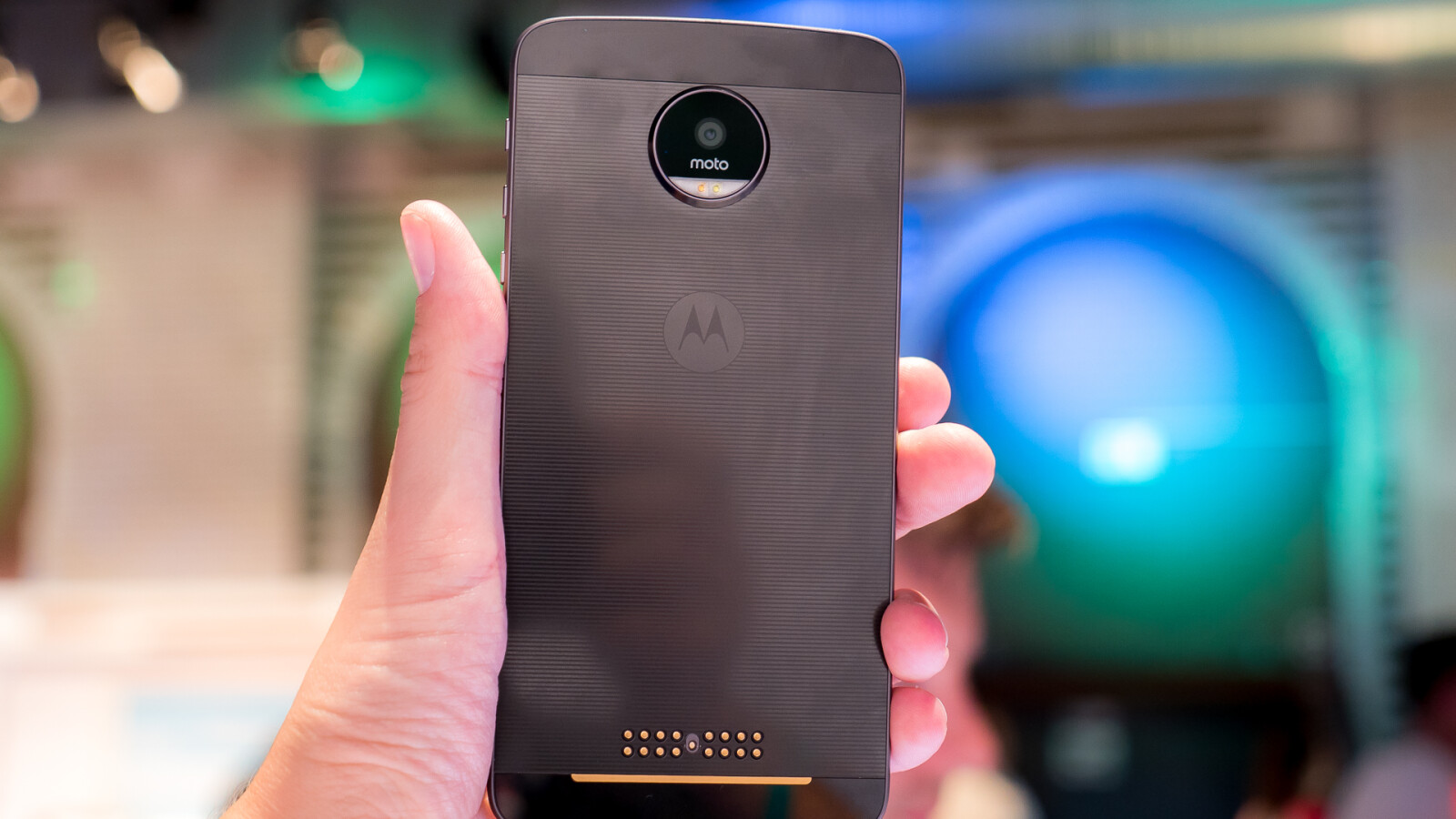 Über die goldenen Kontakte auf der Rückseite lassen sich Zusatzmodule Moto Mods genannt anschließen.