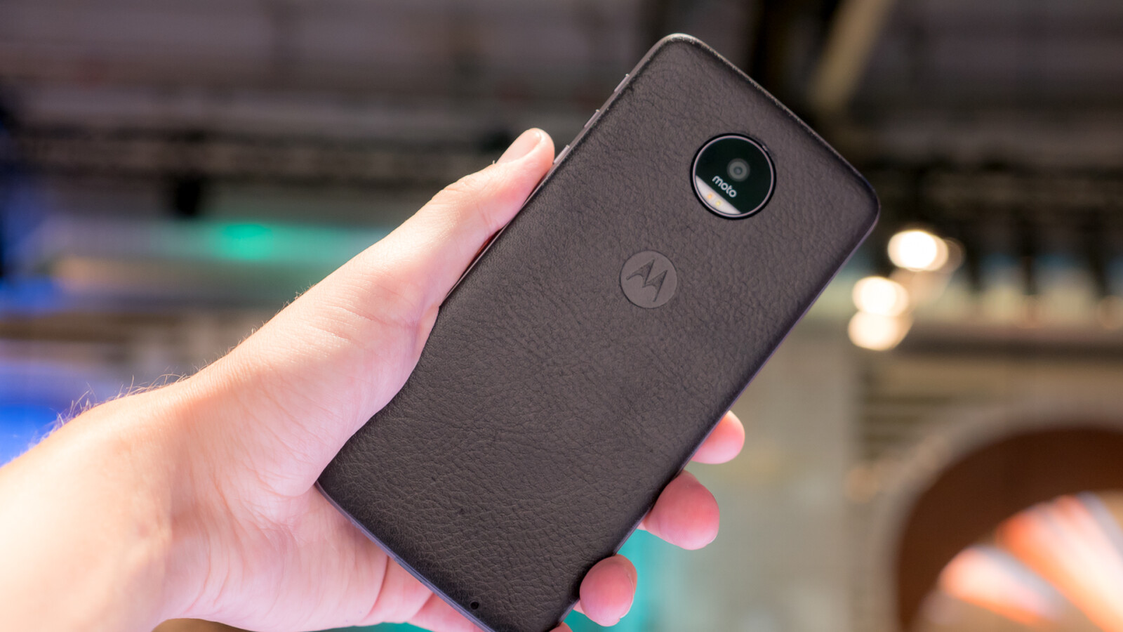 Wem die Glasrückseite nicht gefällt kann am Moto Z auch Wechselcover, Style-Sheets genannt, befestigen.