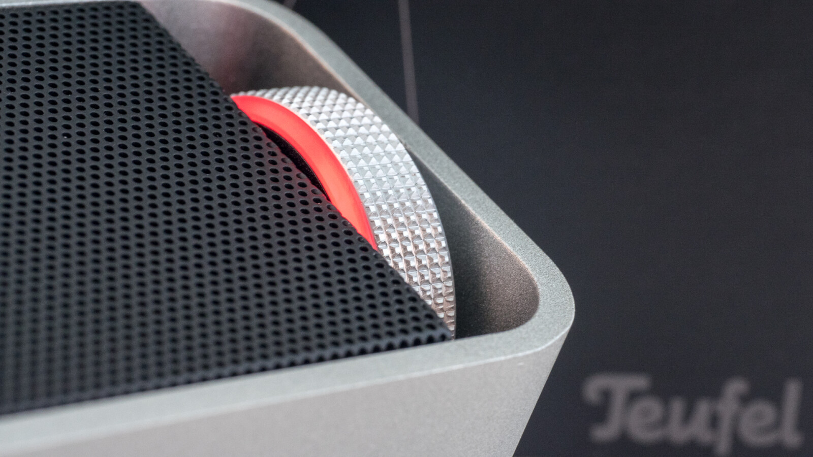 Und wir drehen am Bamster-Rad! Der Lautstärkeregler ist Teufel besonders gut gelungen. Das Rad ist ...