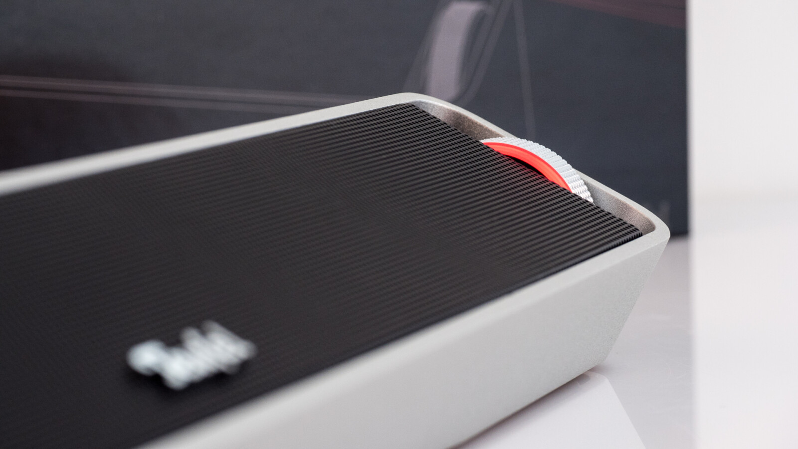 ... fein gerastert und gibt dank eingebauter LED auch Auskunft über den Betriebs- und Akkustand. Klanglich ..