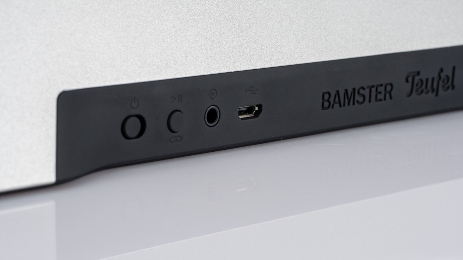 ... man den Preis von unter 150 Euro in Betracht zieht. Dank gummierter Unterseite ...