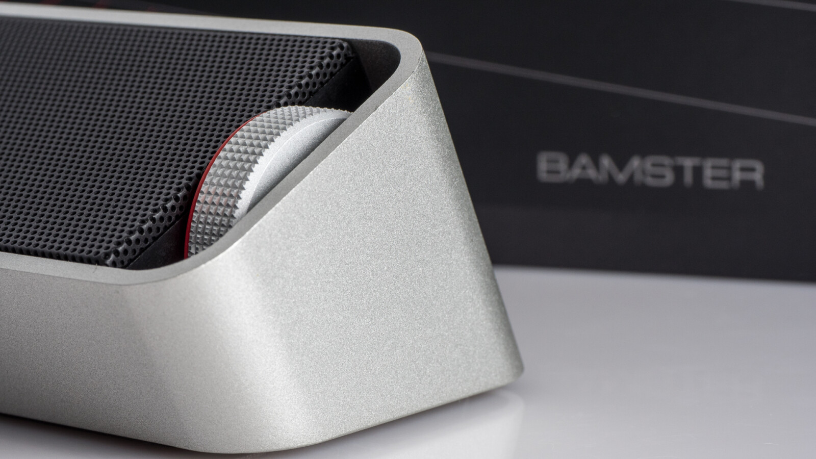 ... steht der Speaker sicher auf dem Schreibtisch. Auf der Unterseite findet sich auch ...