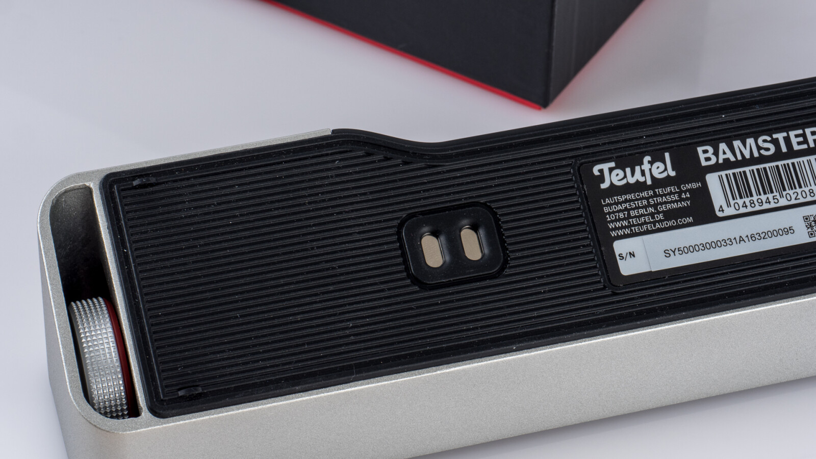 ... ein weiterer Ladeanschluss. Passendes Zubehör bietet Teufel zum Testzeitpunkt jedoch noch nicht an.