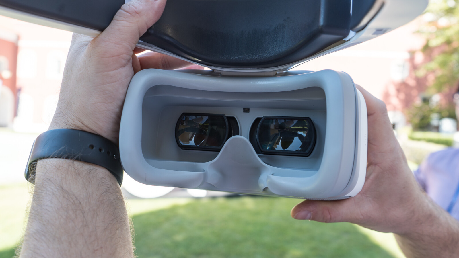 Die Videobrillen liefern ein knackscharfes und helles Full HD-Bild.