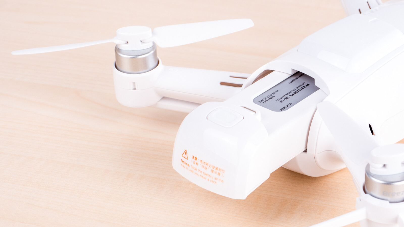 Die müssen jedoch mit einer sehr kurzen Akkulaufzeit von gerade einmal knapp zehn Minuten leben. Für den Indoor-Betrieb ...