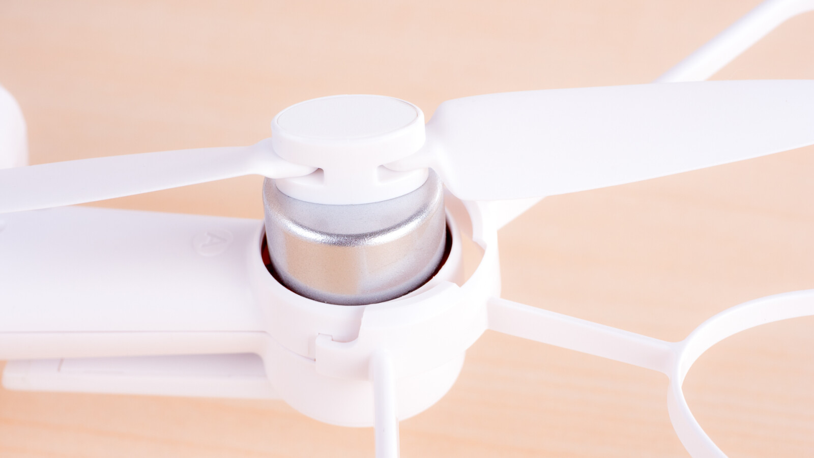 ...: Im Karton gibt es gleich zwei Sätze mit Ersatzrotoren.