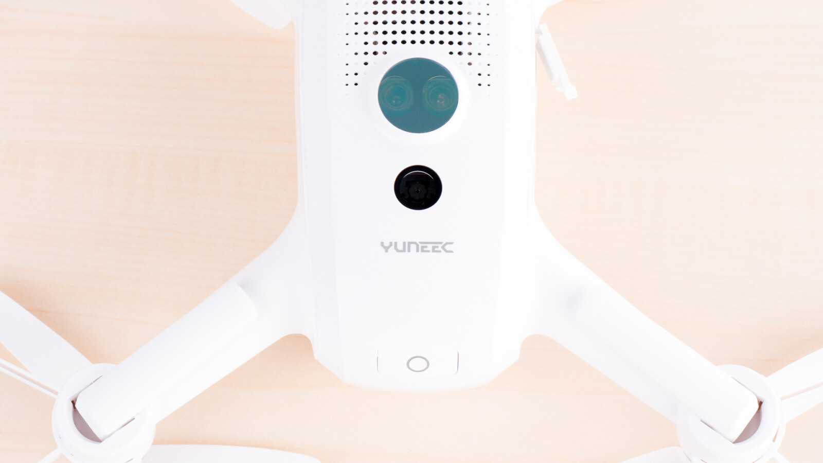 Die meisten Sensoren sitzen hinter dieser Glasabdeckung. Hier reichen schon feinste Verunreinigungen aus, und die Drohne hebt erst gar nicht ab.