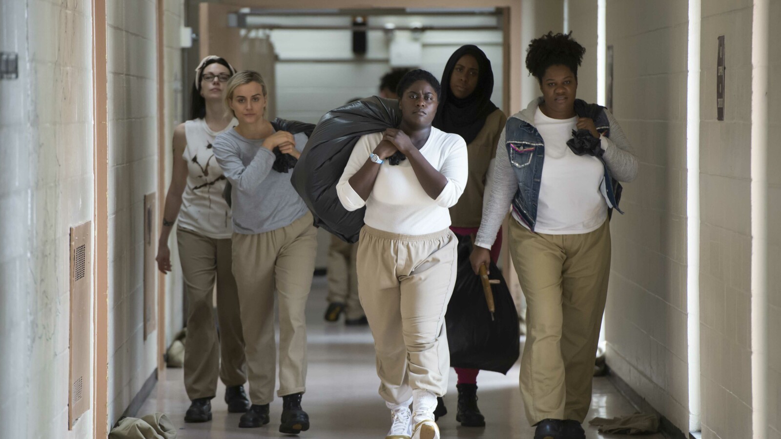 Orange Is The New Black - Staffel 5: Nach dem Tod von Poussey Washington, gehen die Insassinnen auf die Barrikaden.