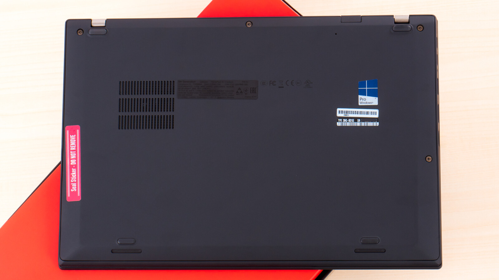 ... handelsübliche Kreuzschlitzschrauben. Komponenten wie Akku und RAM lassen sich so schnell austauschen.