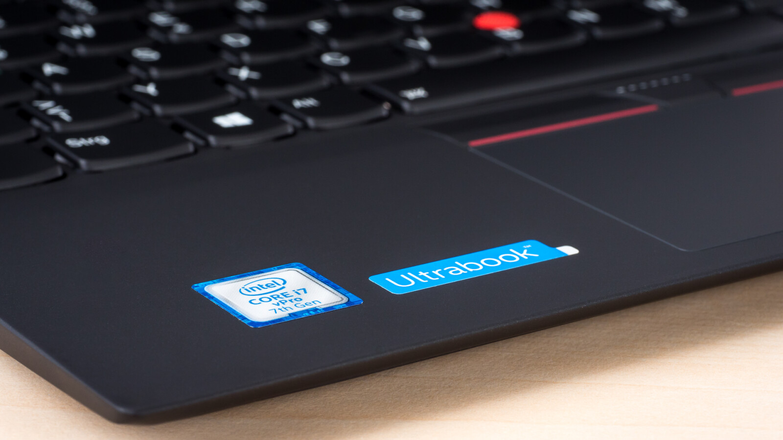 ... Inneren kommen immer Intel Core i-Prozessoren der Kaby Lake-Generation zum Einsatz. Dank Fingerabdruck-Sensor ...