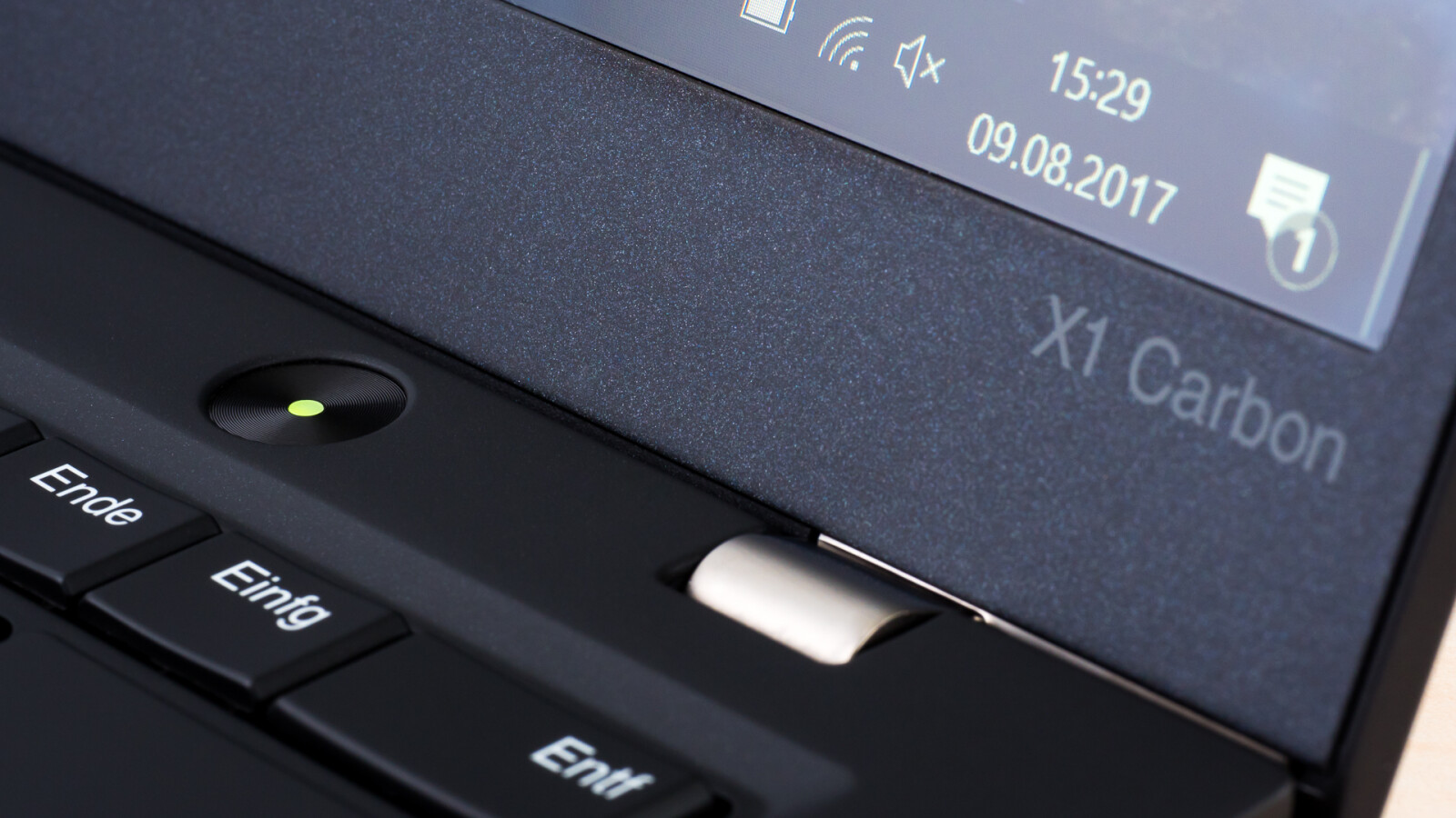 ... dem Display einen sicheren Halt und erlauben die Öffnung um bis zu ...