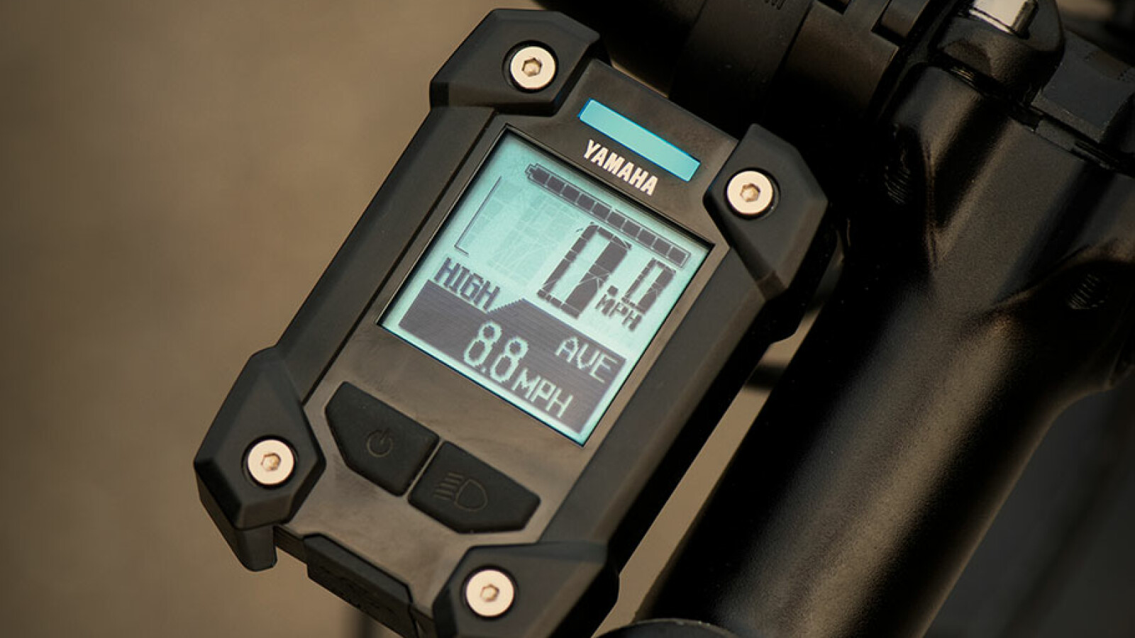 ... natürlich der hauseigene Antrieb samt Steuereinheit.