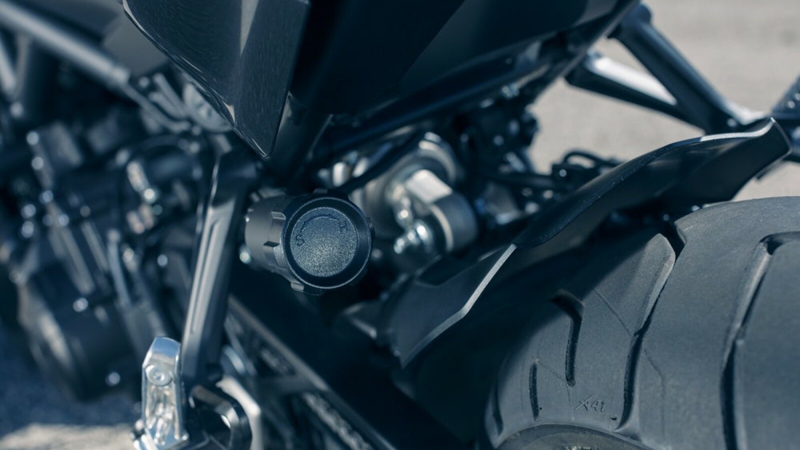 ... es dem Niken nicht mangeln. Wahrscheinlich wird er über den aus der MT09-Reihe bekannten Dreizylinder verfügen. Im Cockpit ...