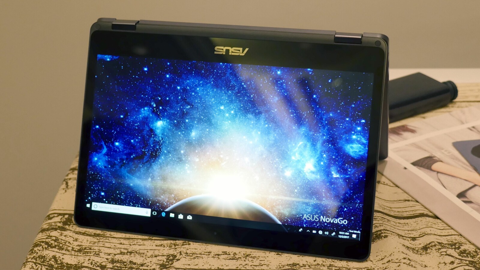 Wie bei Convertibles typisch lässt sich das Display des Asus Nova Go drehen. So kann das Nova Go auch im Zeltmodus oder als Tablet genutzt werden.