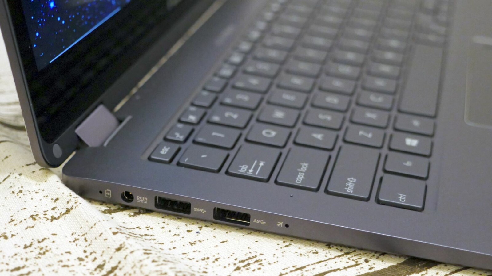 An der linken Seite befinden sich beim Asus Nova Go zwei USB-Anschlüsse, ein Stromanschluss sowie ein Schalter, der das Gerät in den Flugmodus versetzt.