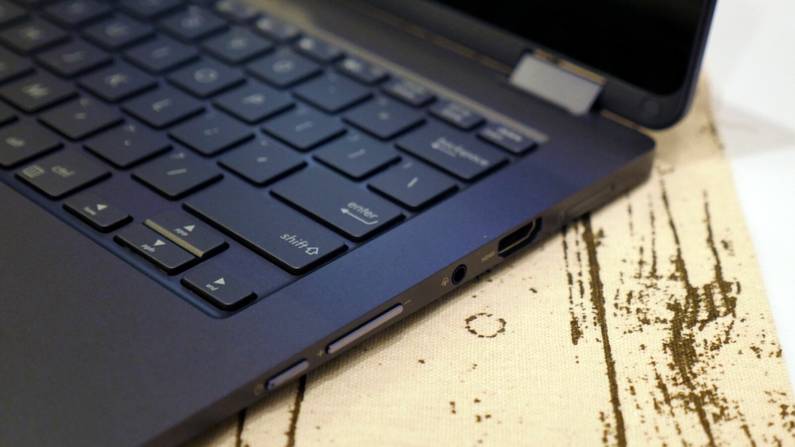 An der rechten Seite hat Asus einen SIM-Slot, eine Kopfhörerbuchse, einen HDMI-Port sowie Tasten zur Lautstärkeregelung verbaut.