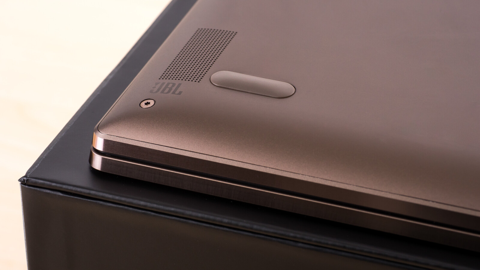 ... tönen je nach Modus in unterschiedliche Richtung. Im Lieferumfang enthalten ...