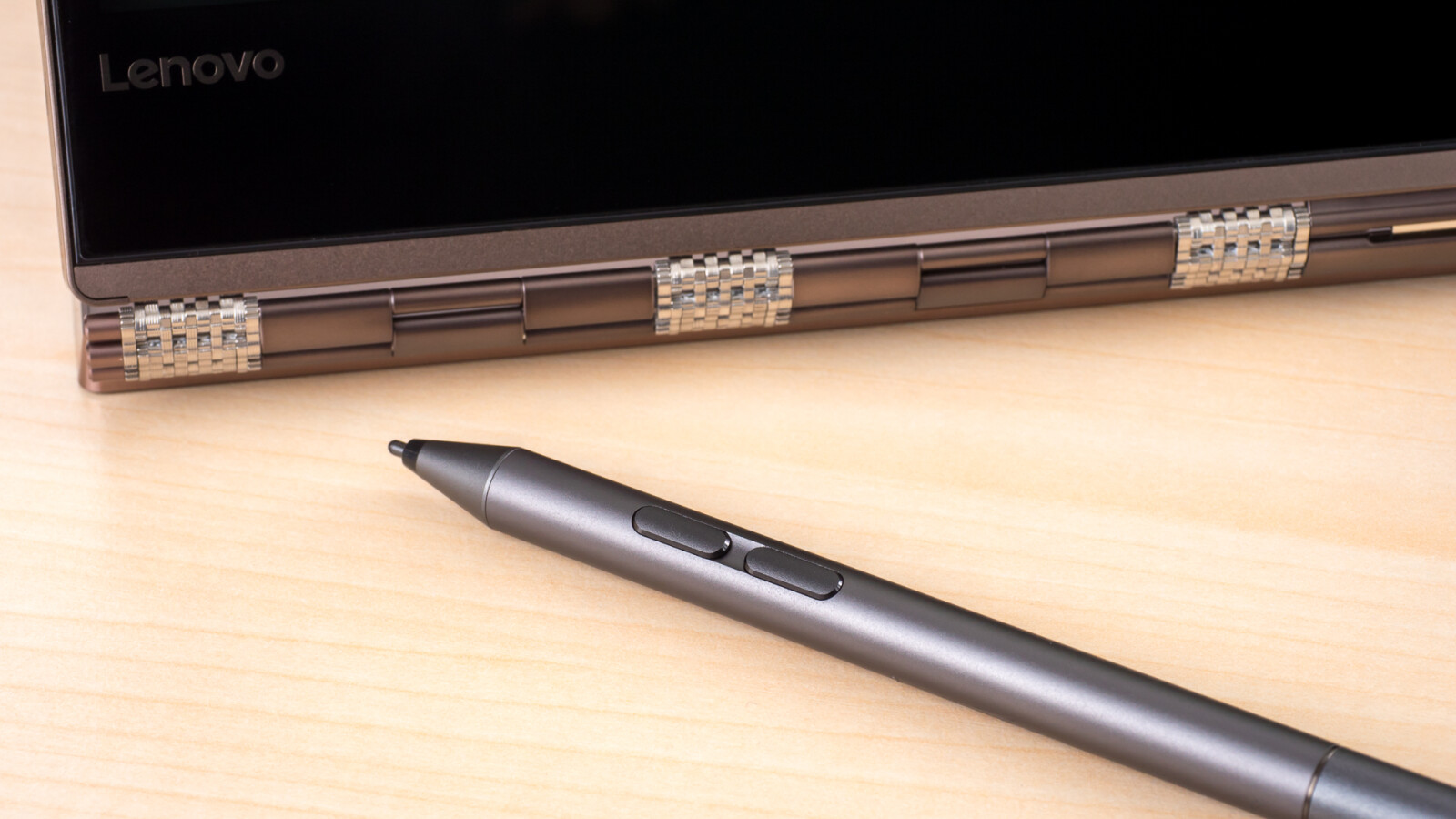 ... ist der praktische Bedienstift samt Batterien. Unterm Strich ...