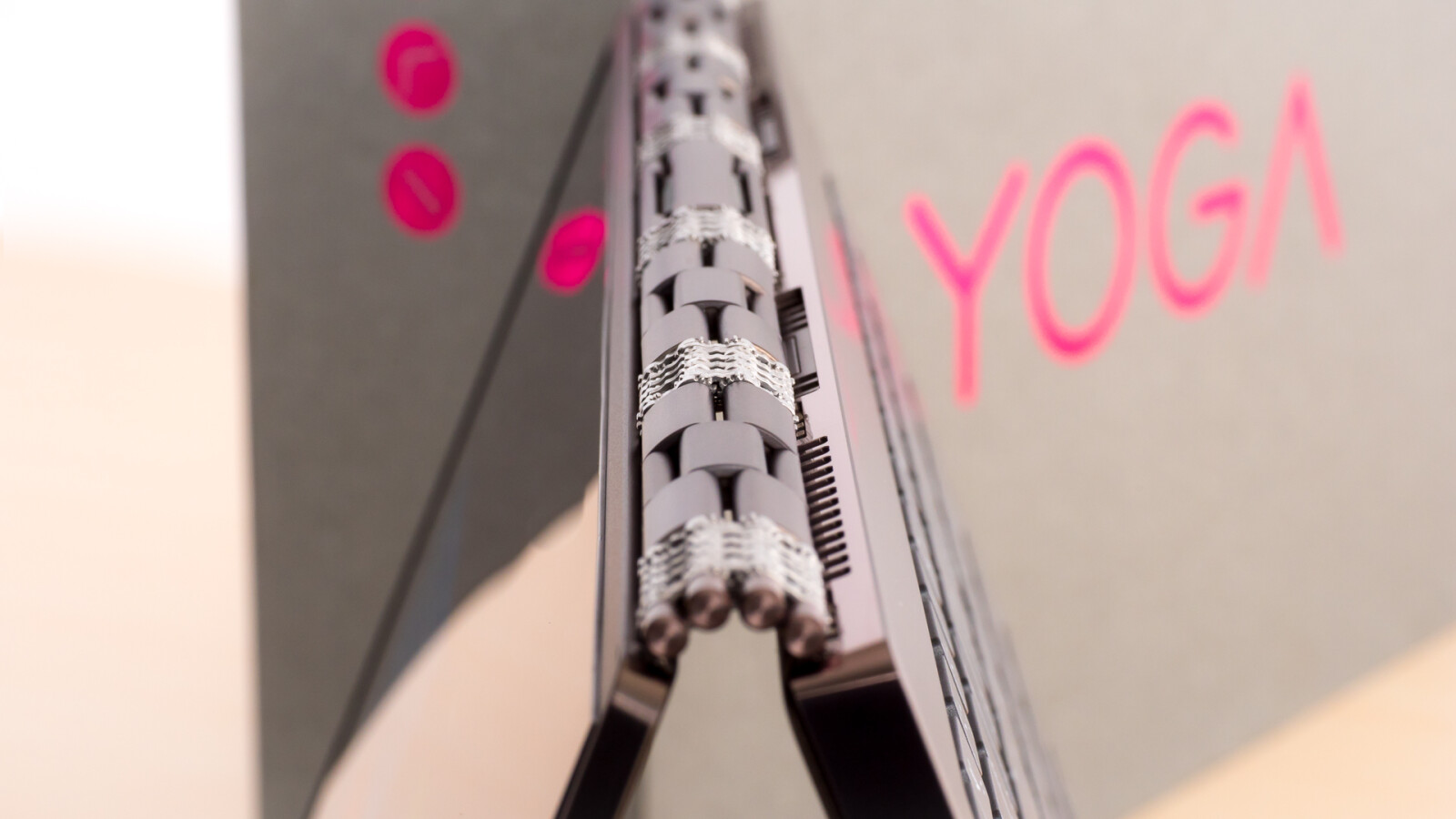 ... 360-Grad-Scharniere, die an ein Gliederarmband einer Uhr erinnern, ermöglicht.