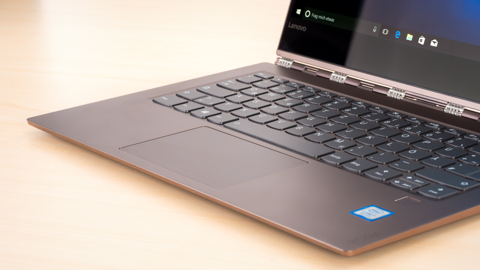 Ihr könnt das Gerät daher sowohl als (schweres) Tablet als auch als ganz gewöhnliches Notebook verwenden.