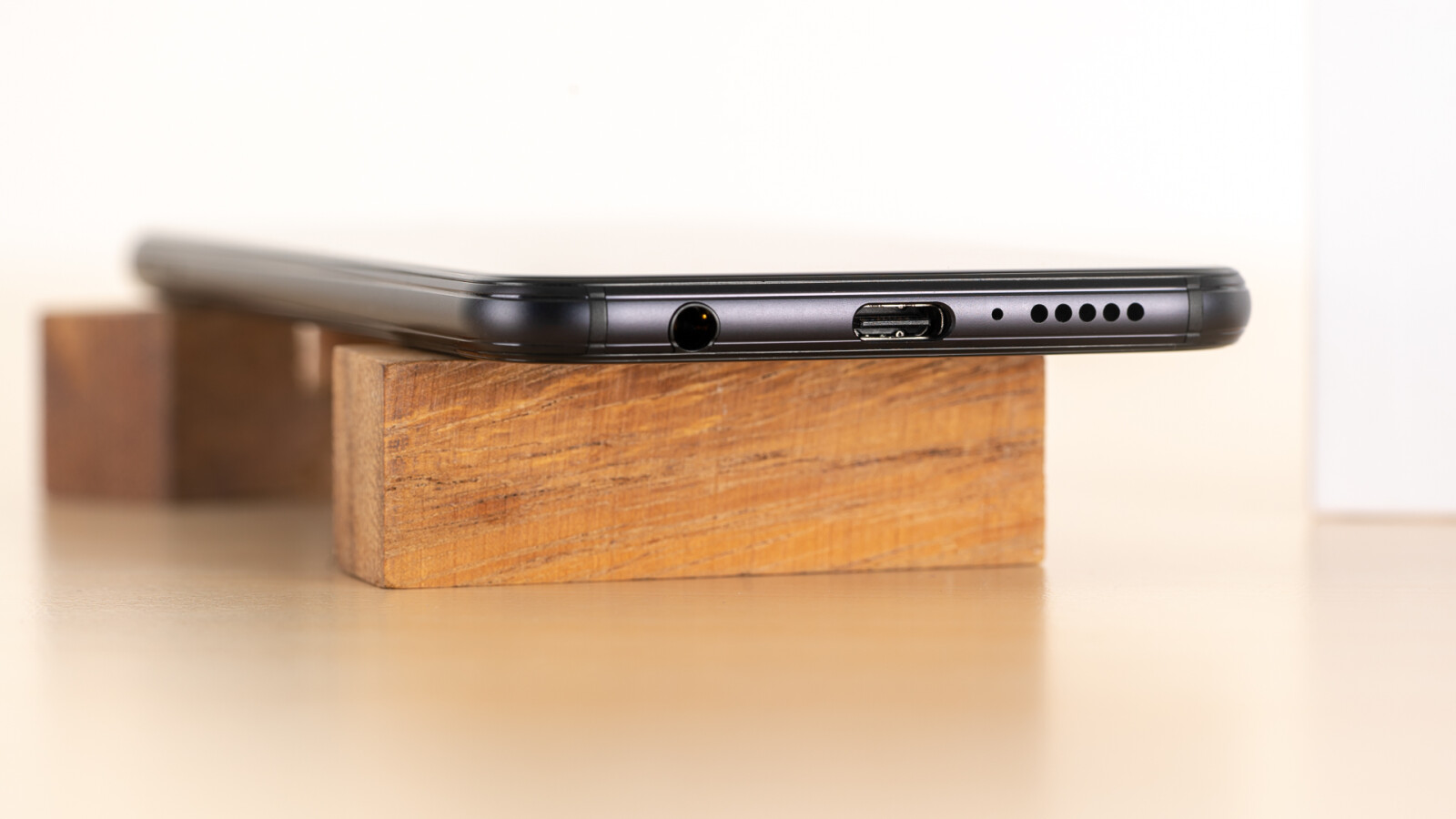 Aufgeladen wird das Huawei P20 Lite über einen USB C-Anschluss.