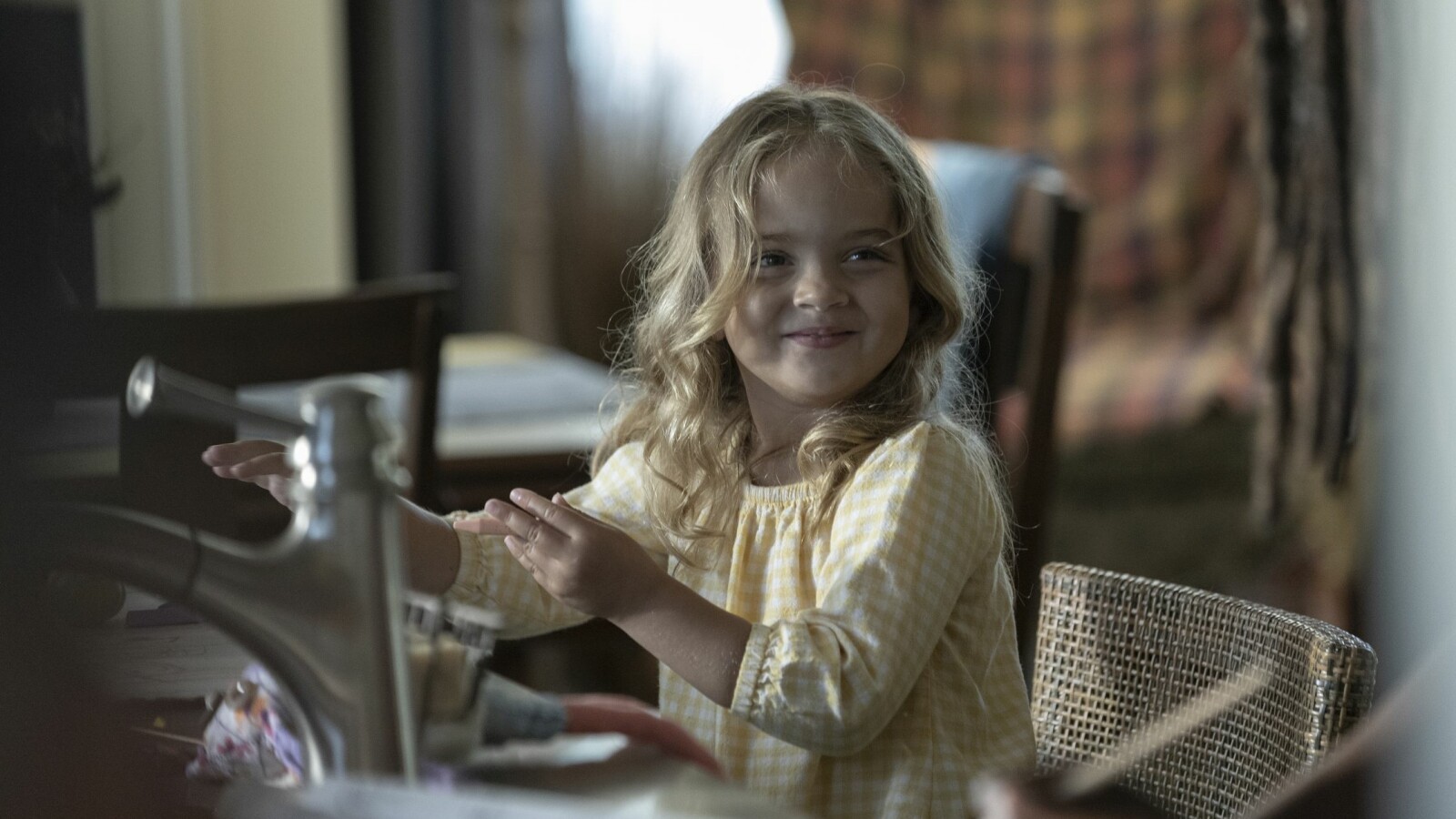 The Walking Dead - Staffel 9: Die kleine Judith weiß nicht, wie schlecht es um ihren Vater steht.