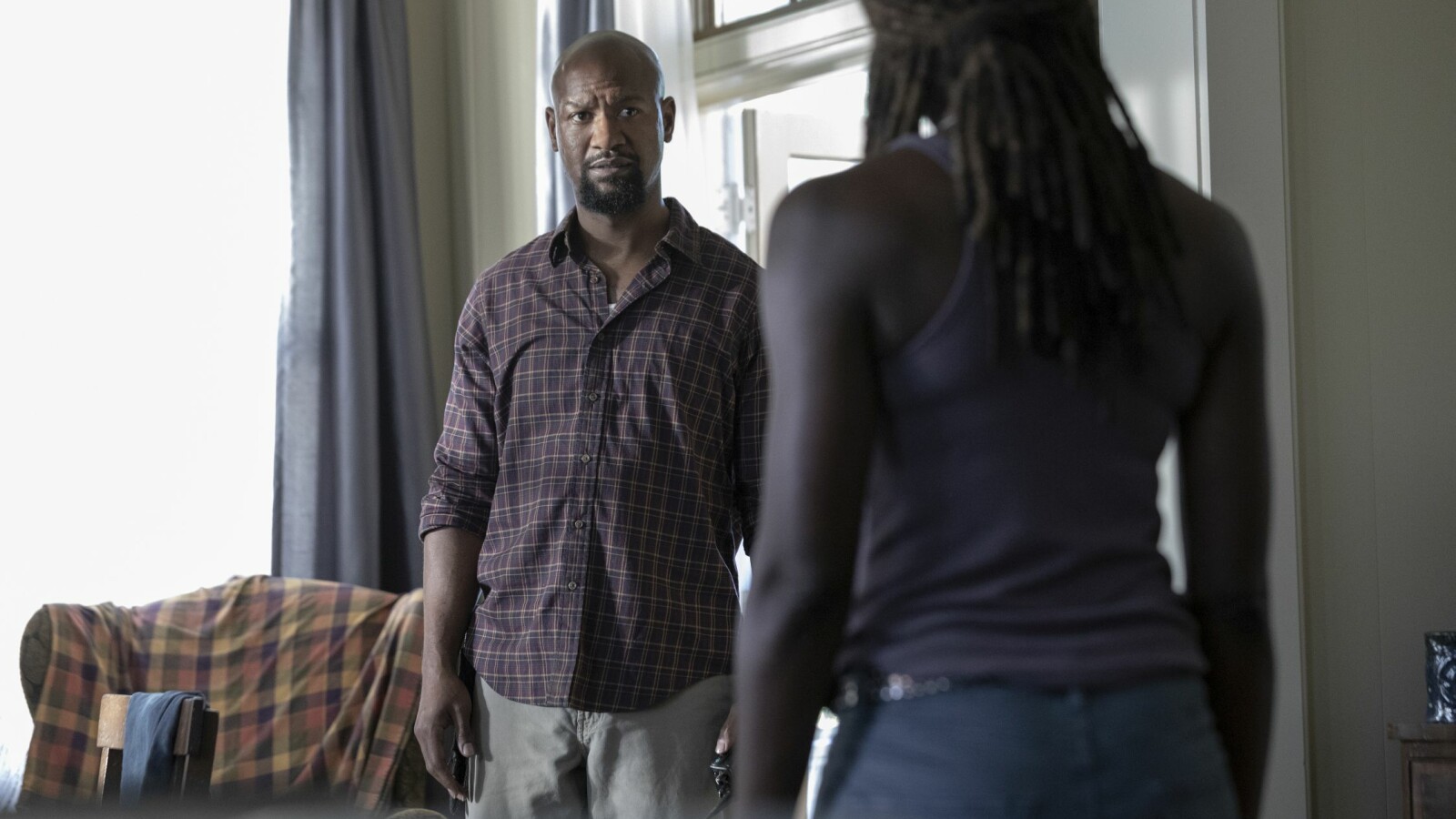 The Walking Dead - Staffel 9: Michonne führt ein Gespräch mit Scott.