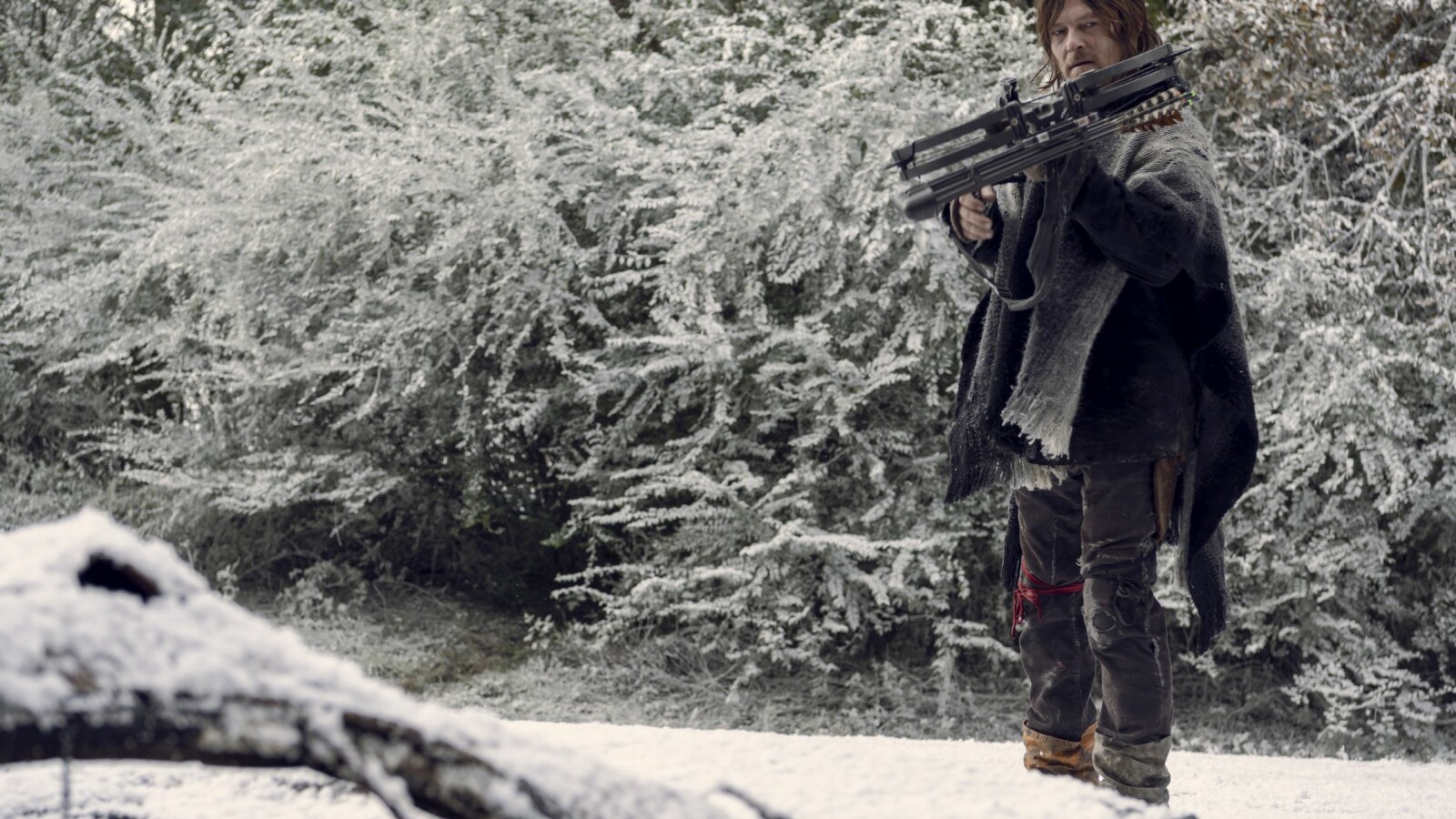 The Walking Dead - Staffel 9: Auch im eisigen Winter ist Daryl immer auf der Hut.
