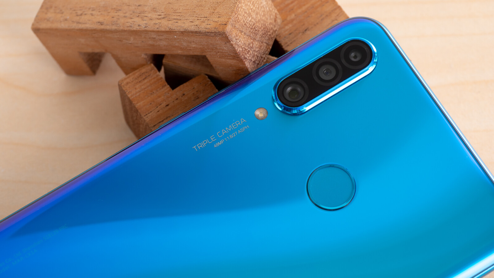 Die Triple-Kamera ragt etwas aus dem Gehäuse hervor.