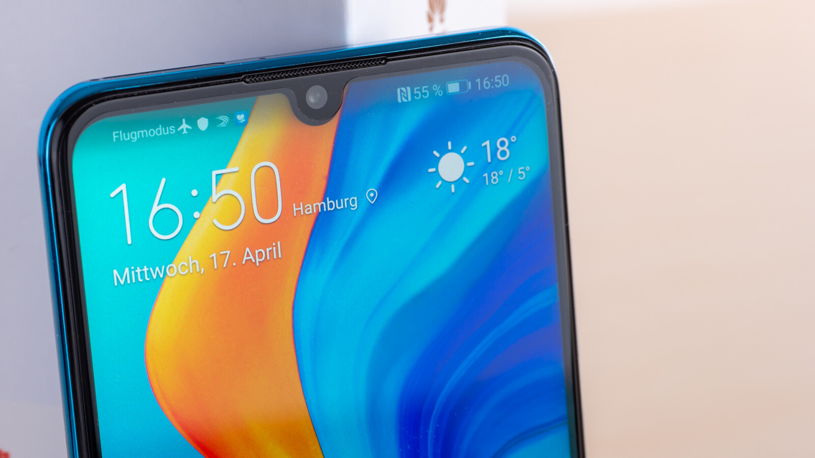 Das Huawei P30 lite besitzt eine schmale Waterdrop-Notch.