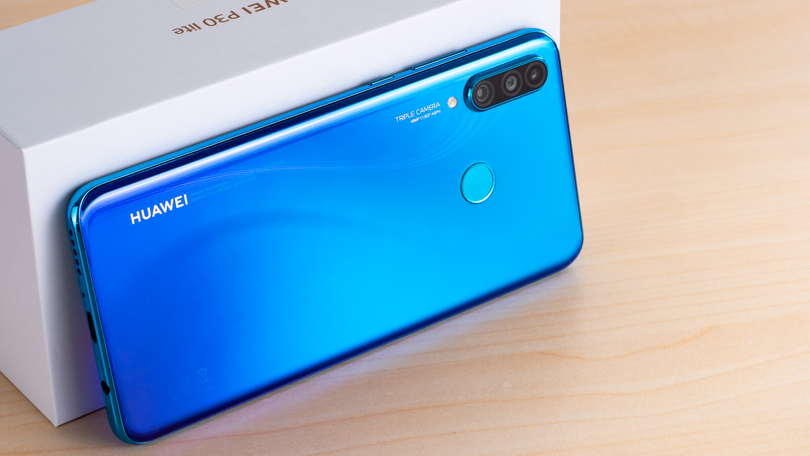 Je nach Lichteinfall schimmert das P30 lite nahezu ausschließlich Blau.