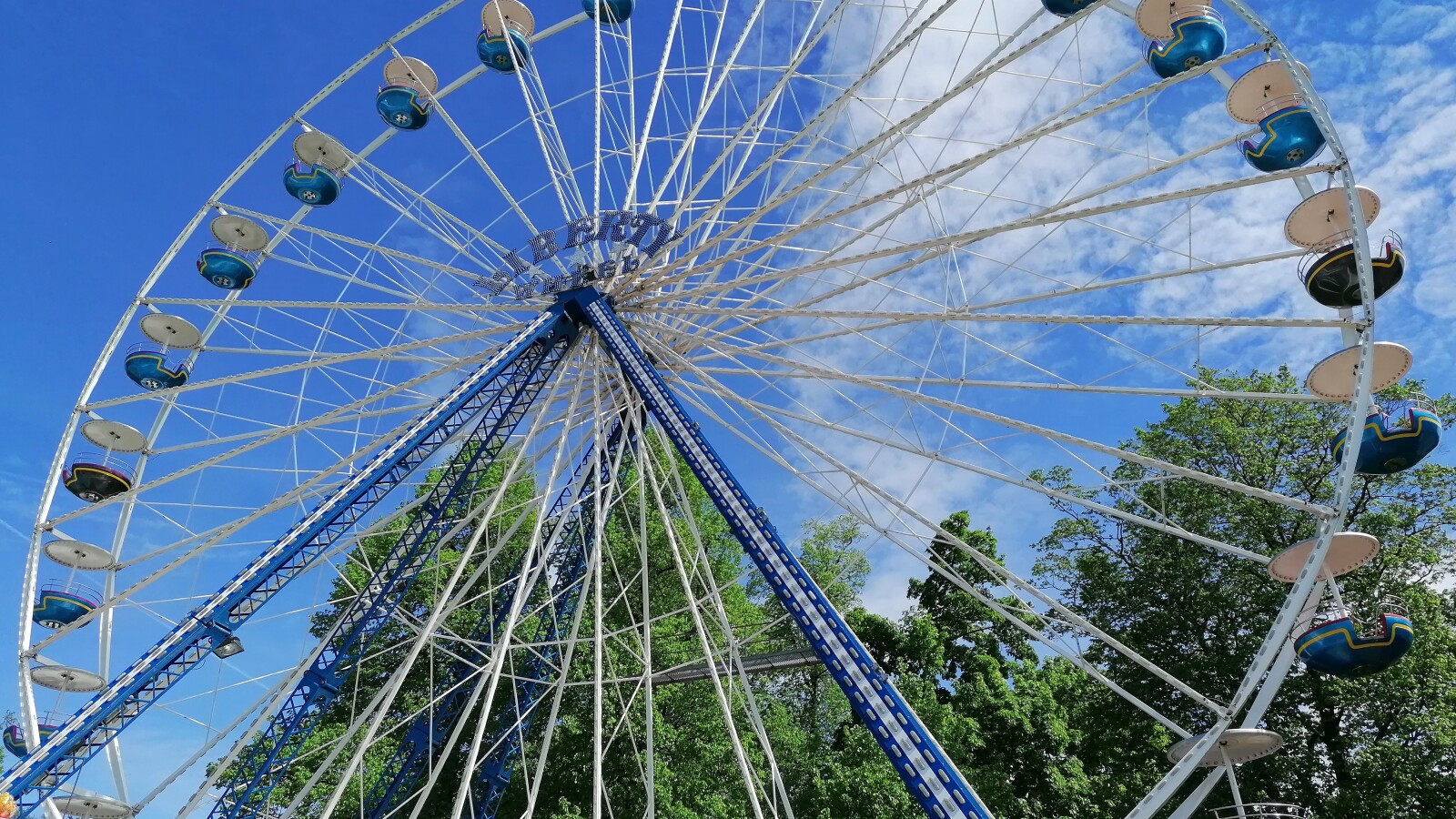Huawei P30 lite: Aufnahme des Riesenrads mit 1x Zoom (=Automatik-Modus). Nicht alles vom Riesenrad ist sichtbar.