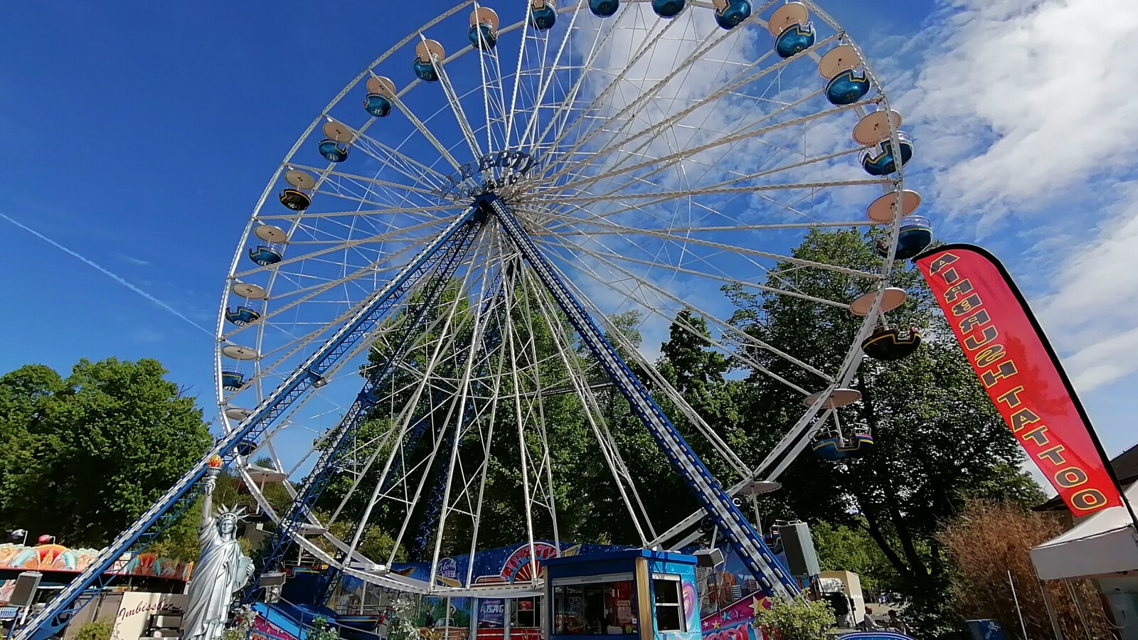 Mit eingeschaltetem Weitwinkel lässt sich mit dem Huawei P30 lite auch das gesamte Riesenrad einfangen.