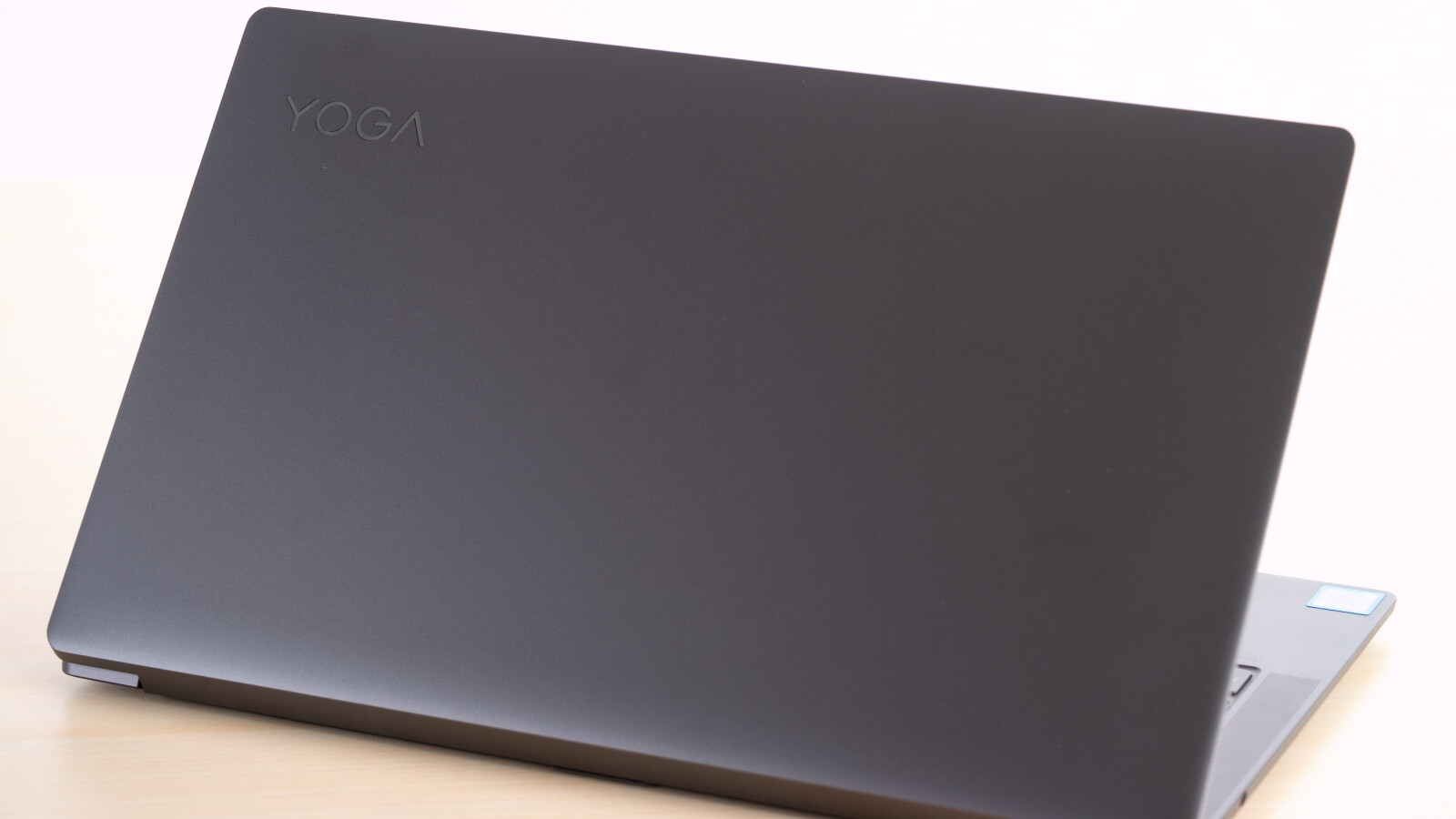 Das Design des Lenovo Yoga S940 ist sehr minimalistisch.