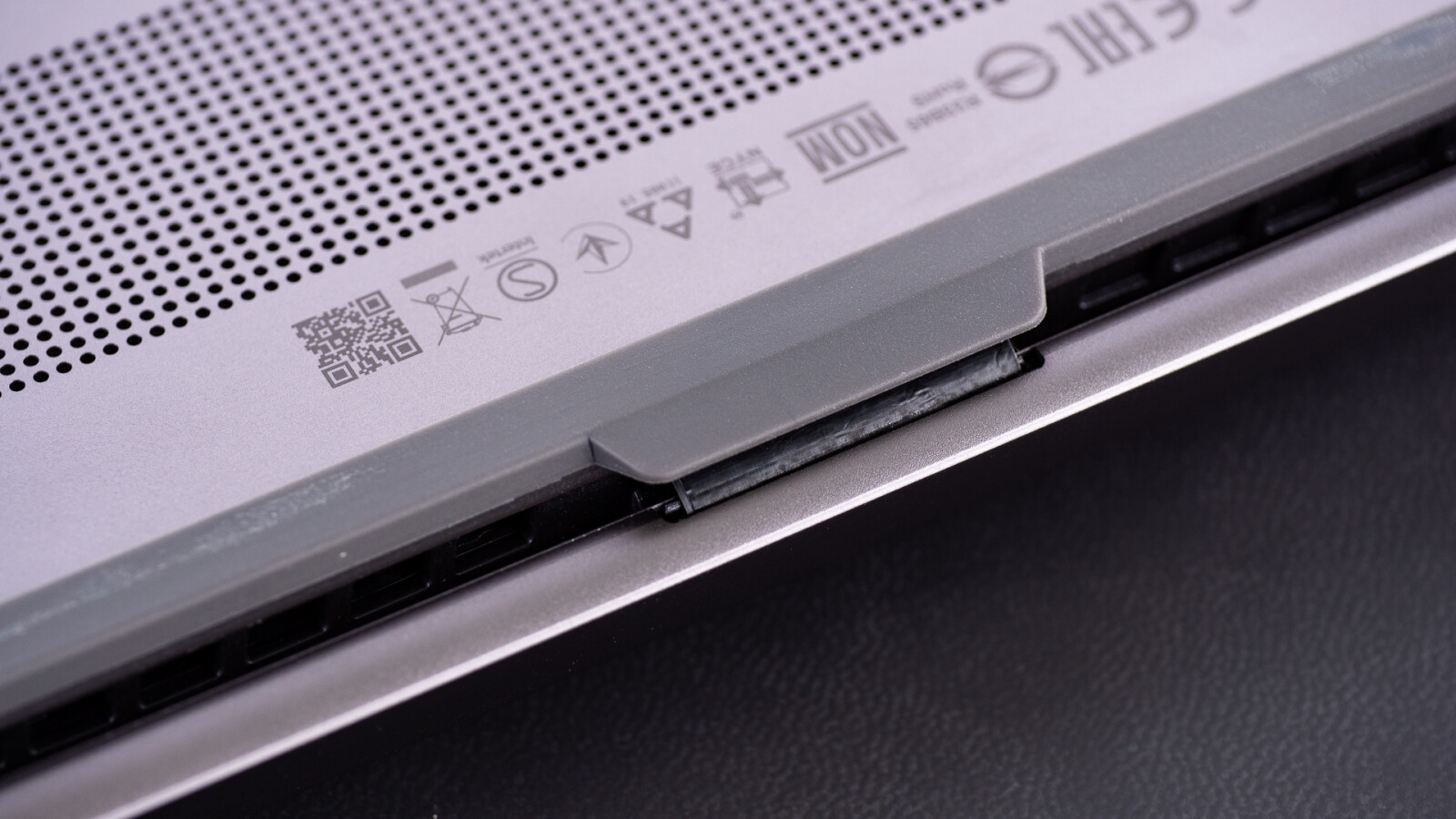 Die Gummilippe auf der Unterseite des Lenovo Yoga S940 schützt ein Flexkabel.