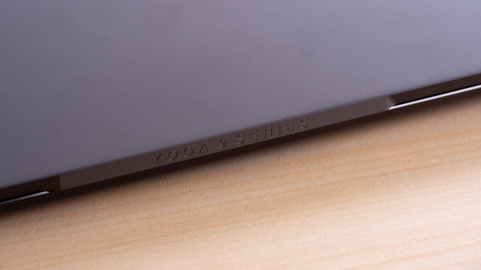 An der leicht hervorgehobenen Kamerakante lässt sich das Lenovo Yoga S940 mit einer Hand öffnen.