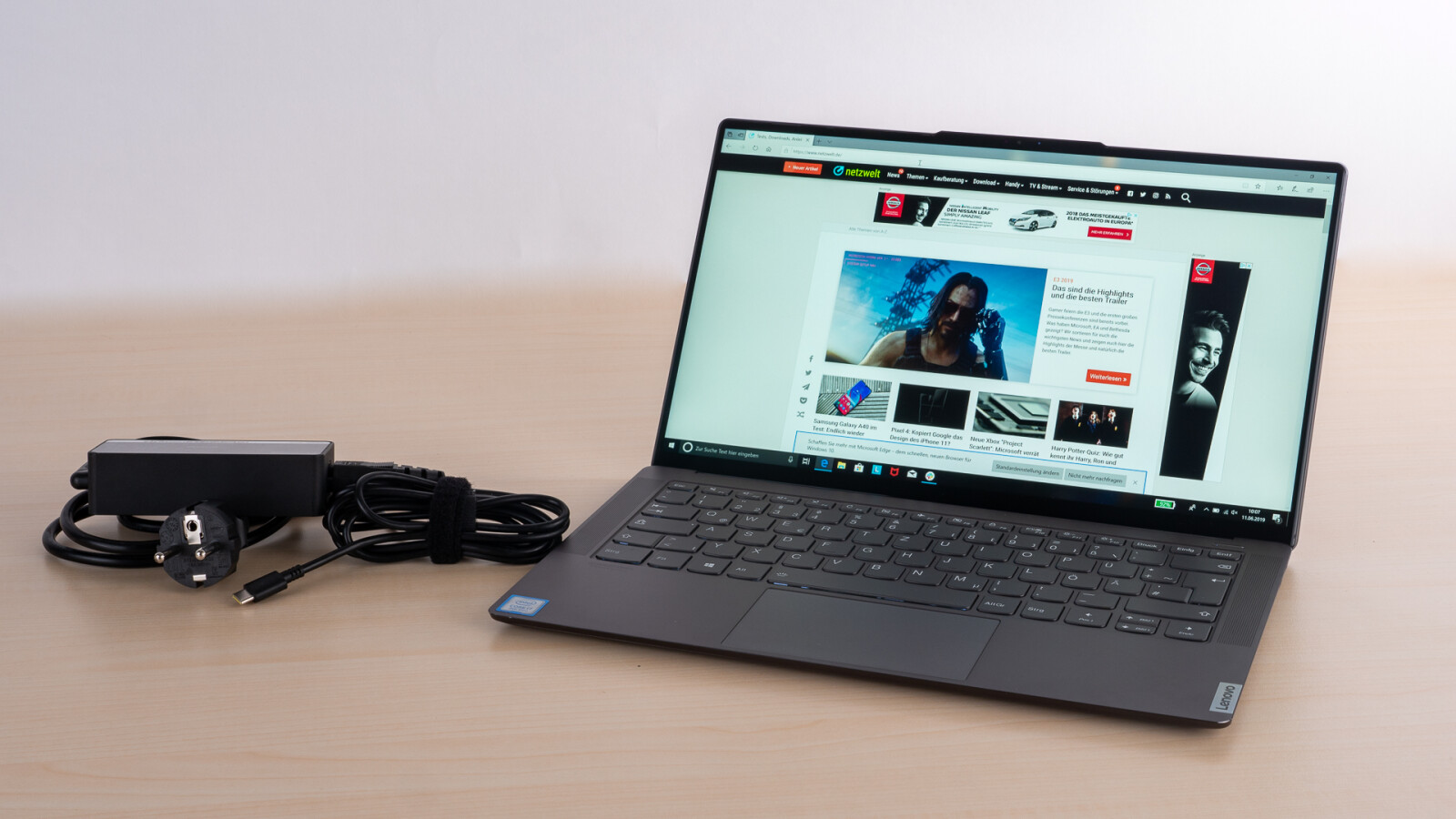 Das Lenovo Yoga S940 kommt mit einem 65-Watt-Netzteil daher.