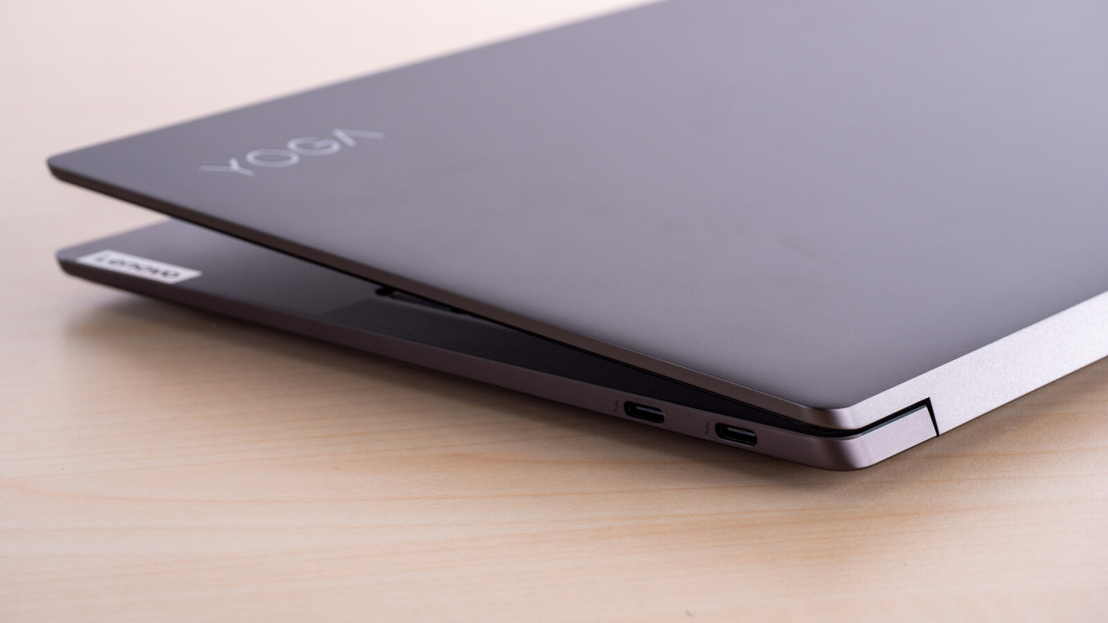 Das Lenovo Yoga S940 ist überaus dünn.