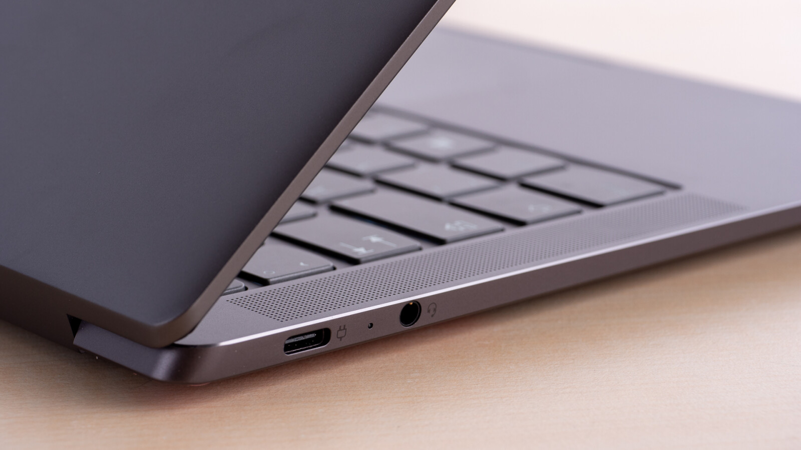 Links befindet sich beim Lenovo Yoga S940 ein USB-C-Port und ein 3,5mm-Klinkenanschluss.