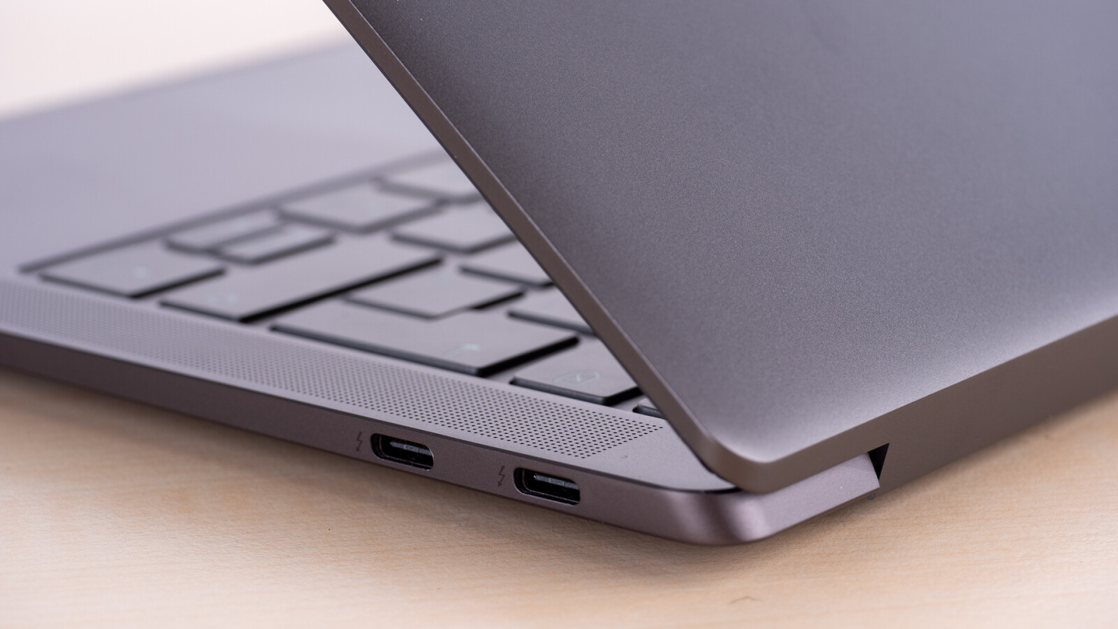 Auf der rechten Seite des Lenovo Yoga S940 gibt es zwei USB-C-Ports mit Thunderbolt 3.
